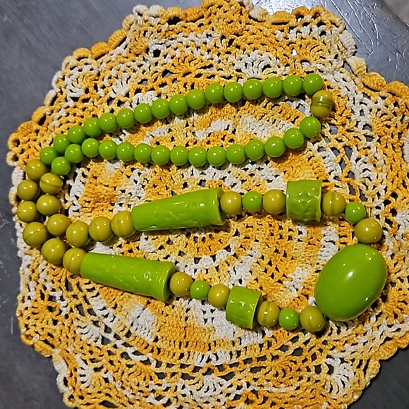 Vintage Green Carved Lucite Beaded Statement Necklace - Picture 1 of 9